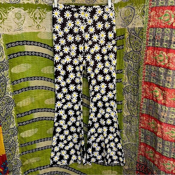 🚨FINAL OFFER Ragstock Cloth Black and White Daisy Bell Bottoms Size Large - Picture 1 of 9